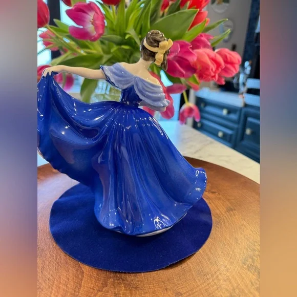 Royal Doulton figurine “Elaine”. Pretty Ladies fine bone china. - Picture 5 of 8